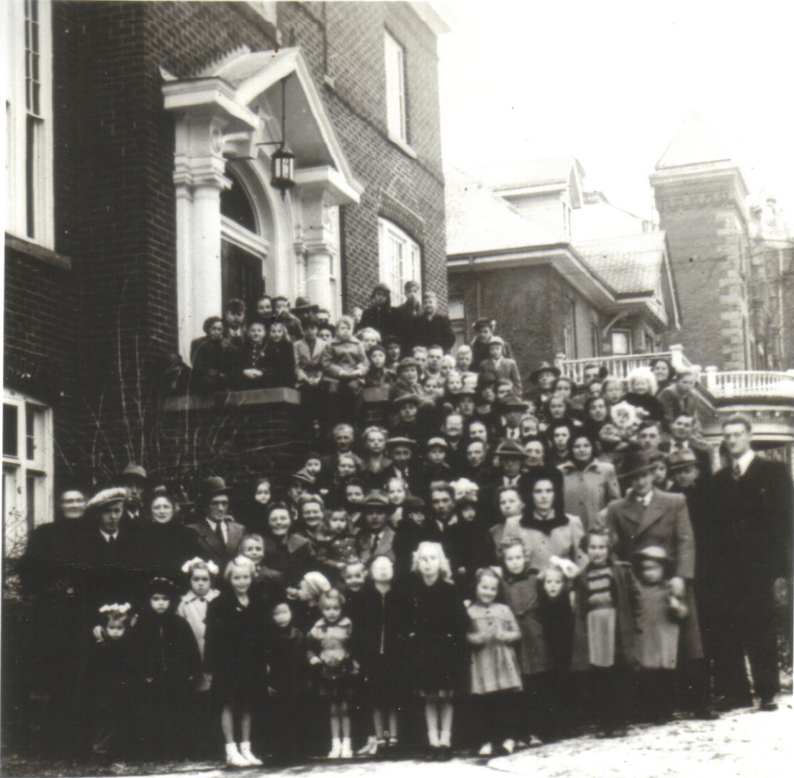 8- 1952 (circa) Christmas Day